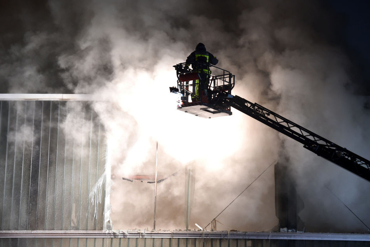 Die gesamte Nacht über, kämpften die Kameraden gegen das Feuer.