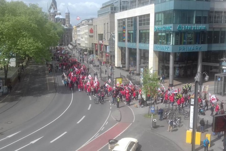 Ein Teil der Demonstranten auf ihrem Weg zum Heumarkt am Dienstagmittag.