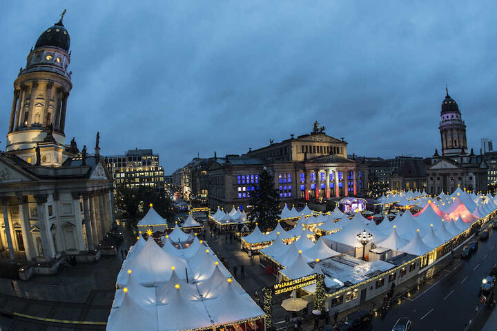 Wunderschöne Kulisse: der Weihnachtsmarkt auf dem Gendarmenmarkt.