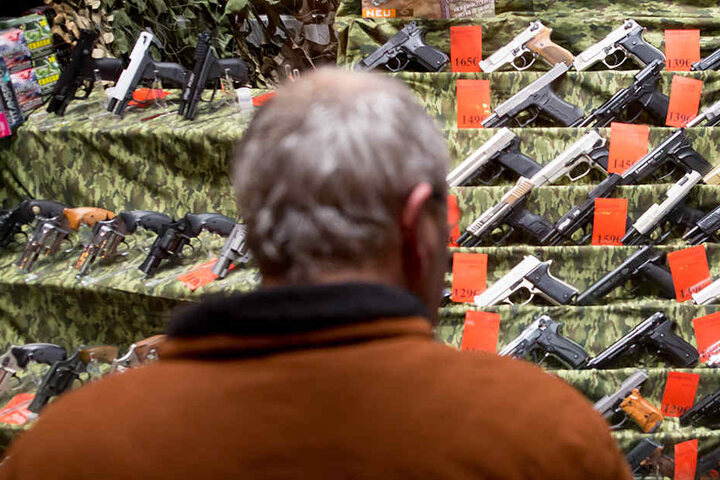 Auslage in einem Waffengeschäft. Viele Waffen sind legal.