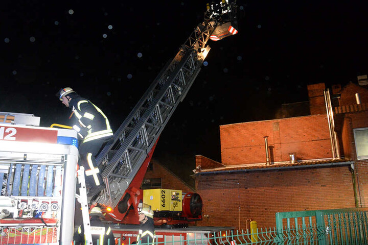 Mit einer Drehleiter machte sich die Feuerwehr ein Bild von der Situation.
