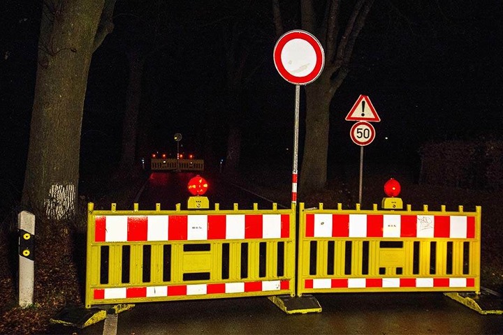 Die Laarer Straße musste an der Stelle, an der der Baum steht, komplett gesperrt werden.