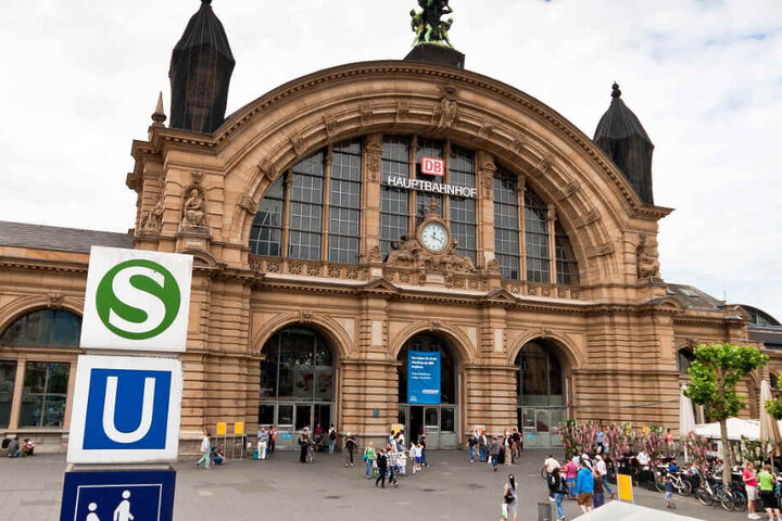 Das Archivbild zeigt den Haupteingang des Frankfurter Hauptbahnhofes von außen.