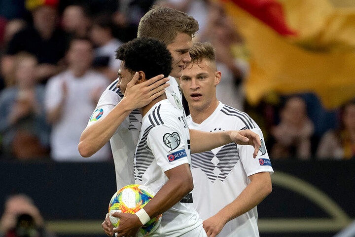Beim EM-Quali-Hinspiel gegen Estland konnte Matthias Ginter noch mit seinen Nationalmannschafts-Kollegen vom FC Bayern, Serge Gnabry und Joshua Kimmich, gemeinsam feiern. Nun fällt er für das Rückspiel wohl aus.