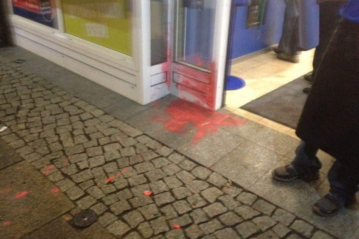 Am Eingang zur Burgerhotline/Neustädter flog eine Flasche mit Farbe. Einem Angestellten wurde die Schürze bespritzt.