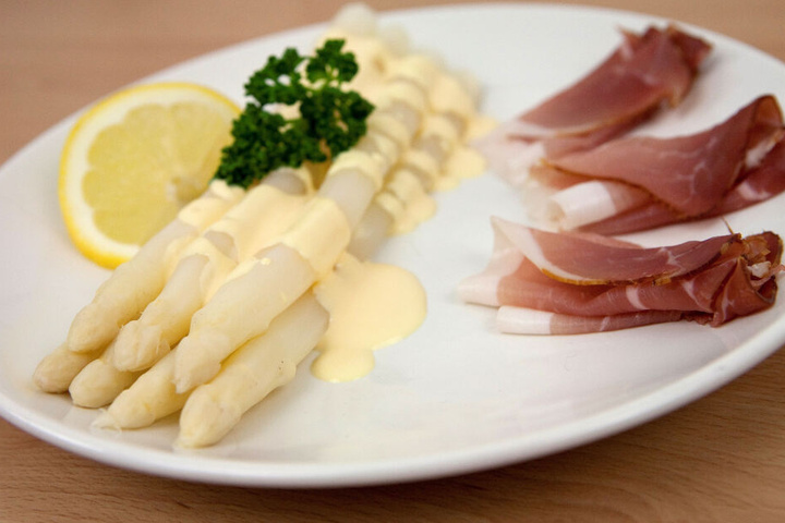 Zum Spargel gehört für viele Menschen eine Sauce Hollandaise einfach dazu.