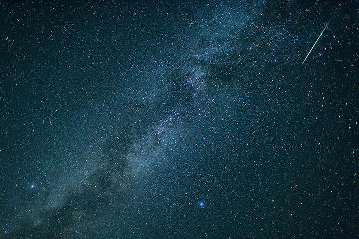 Jedes Jahr im August sind im Sternschnuppenstrom der Perseiden zahlreiche Sternschnuppen zu sehen.