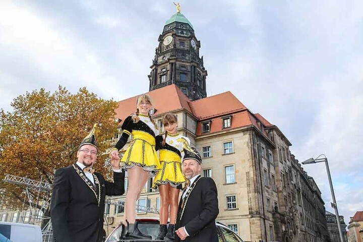 Daniel Weißflog (38, l.) und Olaf Buschmann (51) vom Elferrat Gebau mit den Tanzmariechen Vanessa (11) und Leona (7).