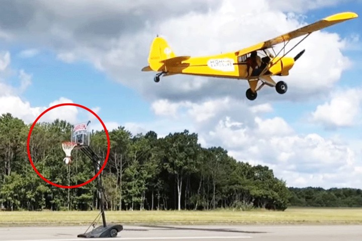 Das Flugzeug flog verdammt nah an den Korb heran.