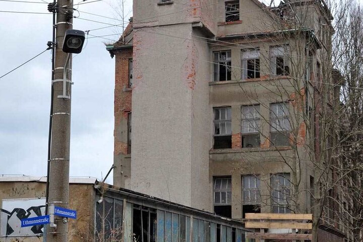 Im Januar flatterte der Bewilligungsbescheid für den Abriss ins Haus. Nun ist die ehemalige Mikado-Strickwarenfabrik „Aktivist“ in Zwickau-Oberplanitz bald zerbröckelte Geschichte.