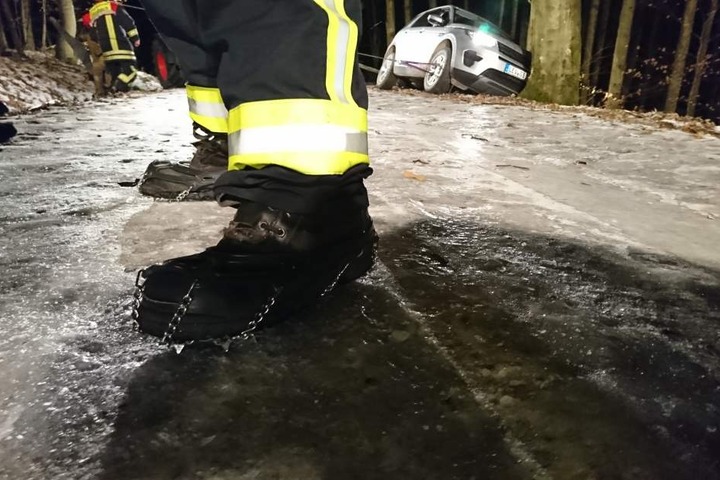 Nur mit Grödeln, speziellen Spikes unter den Schuhen, konnten sich die Einsatzkräfte sicher bewegen.