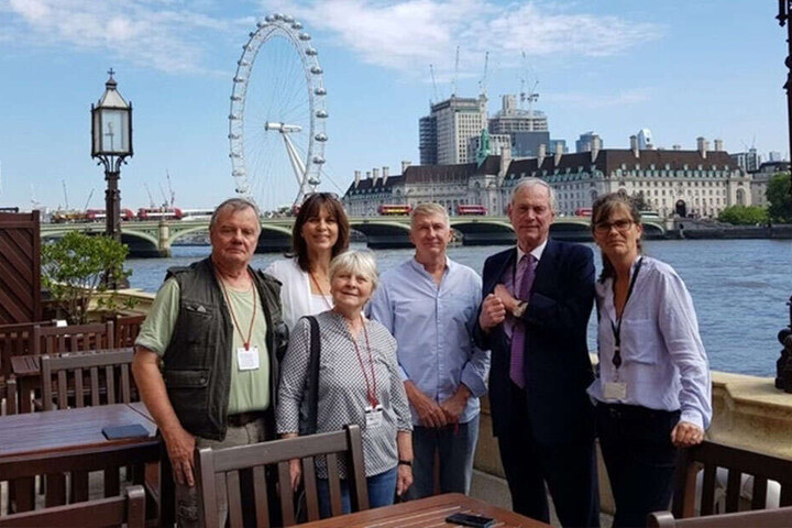 Zu Besuch in London: Hier traf Küpperbusch (l.) britische Politiker.