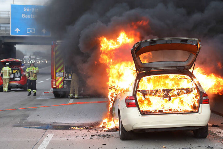 Das Auto brannte komplett aus.