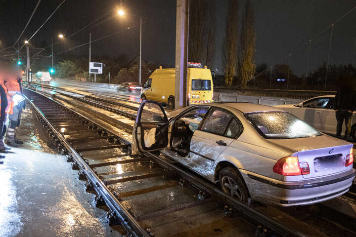 Auf den Gleisen bleibt er stehen und blockiert die Stadtbahngleise.