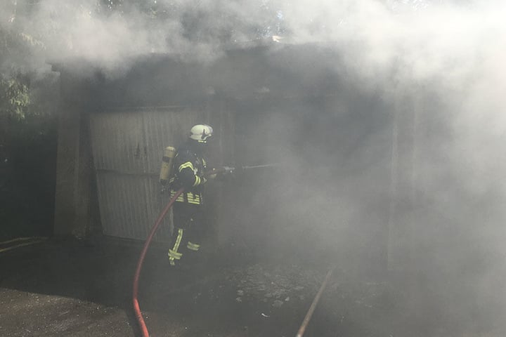 Die ganze Garage stand in Flammen.