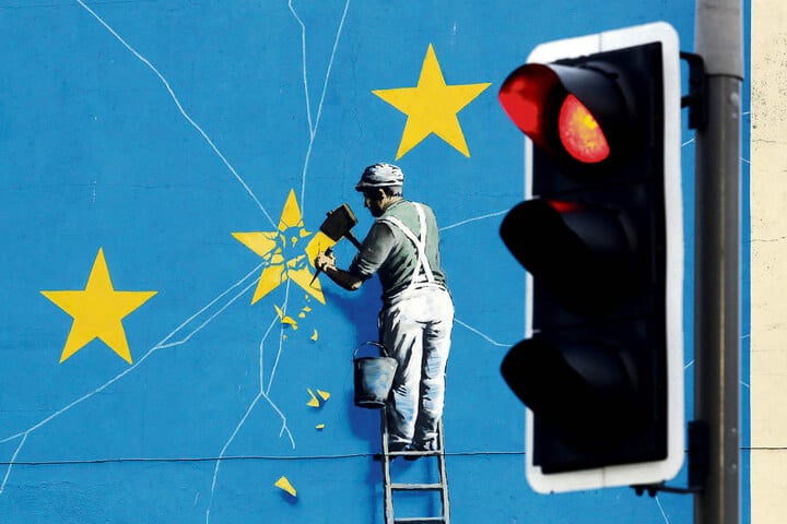 Das Brexit-Wandbild des Streetart-Künstlers Banksy zeigt einen Mann, der die EU-Flagge mit einem Hammer entfernt. Für Sachsens Exportwirtschaft wäre ein harter Brexit ein herber Rückschlag.