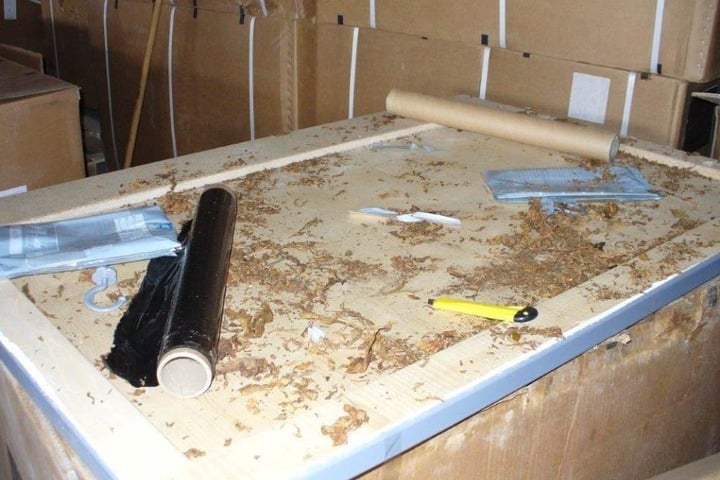 Abgesehen von den Kisten entdeckten man auch Messer, Plastiktüten und einen Staubsauger.