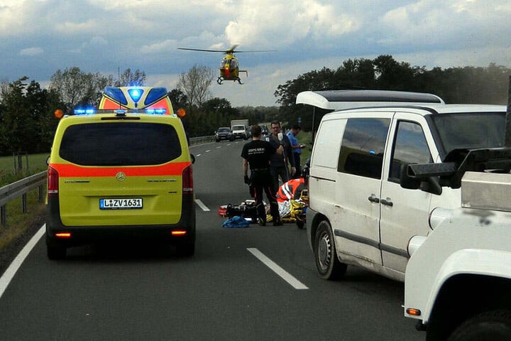 Der verletzte Kradfahrer musste mit dem Rettungshubschrauber in ein Krankenhaus gebracht werden.