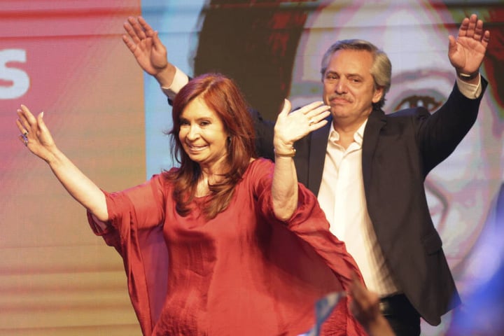 Alberto Fernandez (60) und die ehemalige Präsidentin Cristina Kirchner (66) winken ihren Unterstützern zu.