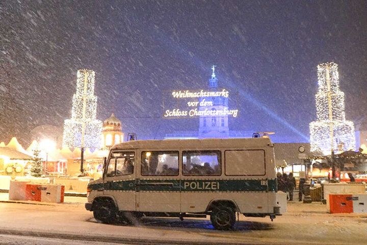 Die Polizei verstärkte ihr Präsenz auf dem Weihnachtsmarkt und patrouillierte mit schwerbewaffneten Einsatz kräften.