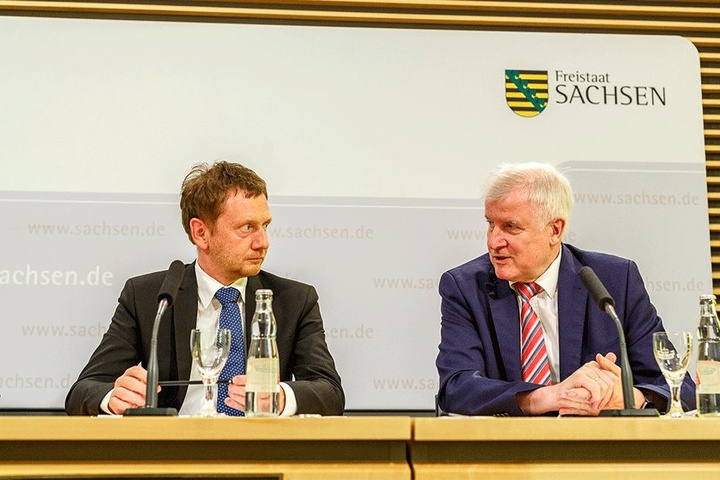 Sind sich einig: Sachsens Ministerpräsident Michael Kretschmer (43, CDU, l.) und Bundesinnenminister Horst Seehofer (68, CSU).