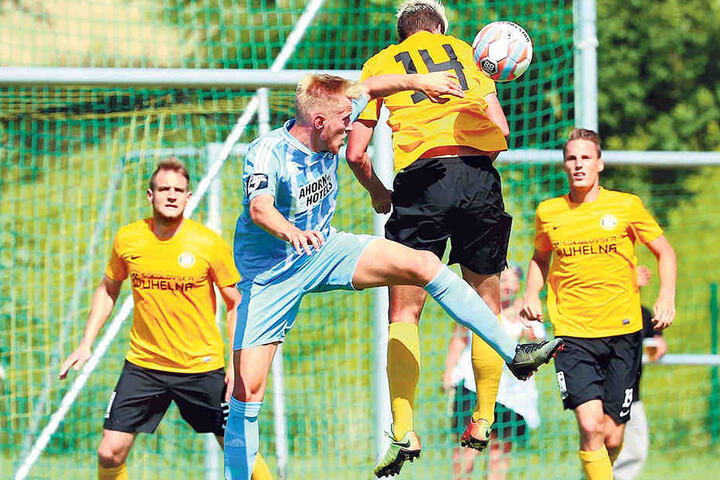 Alexander Dartsch beim Kopfballduell mit Sokolovs Jan Mejdr (Nummer 14).