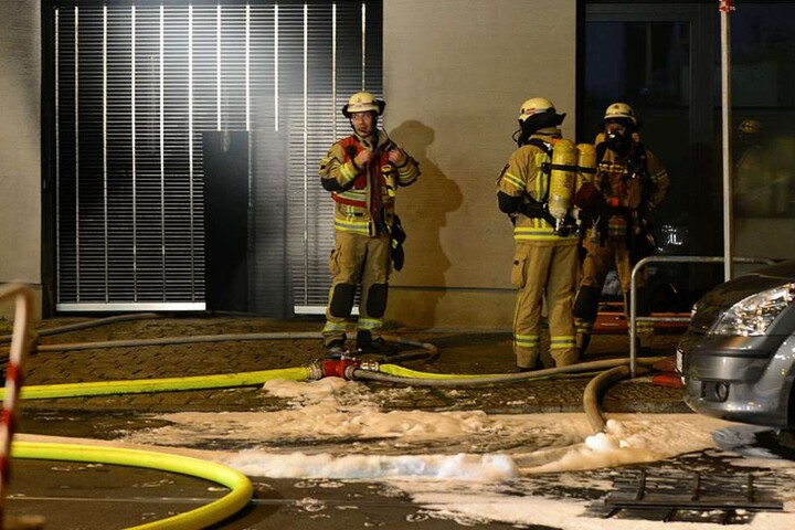 Der Brand in der Tiefgarage wurde gelöscht, bevor die Flammen eine Gefahr für das Wohnhaus darüber wurden.