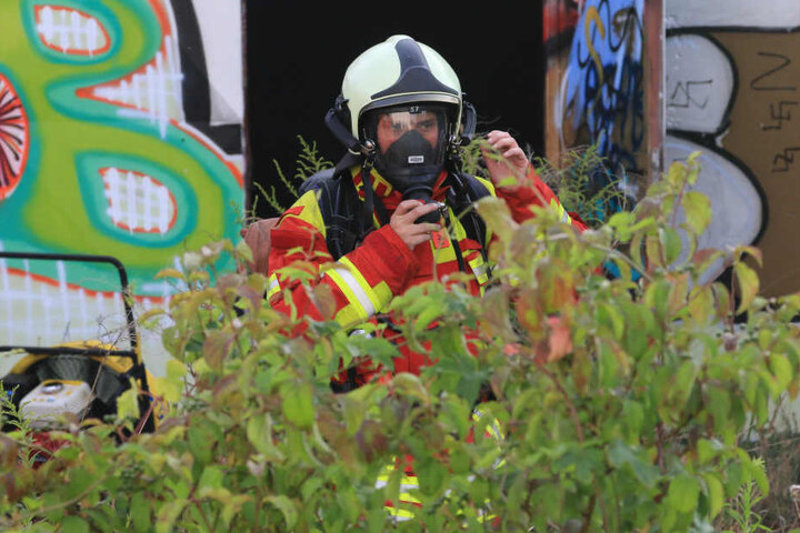 Unter Atemschutz gingen die Einsatzkräfte in die Halle.
