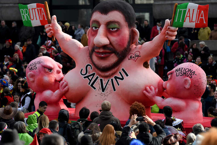 Ein politischer Mottowagen mit der Figur von Matteo Salvini, Innenminister von Italien, fährt beim Rosenmontagszug.