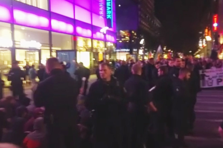 Eine Sitzblockade durch eine linke Gruppe wurde von der Polizei aufgelöst.