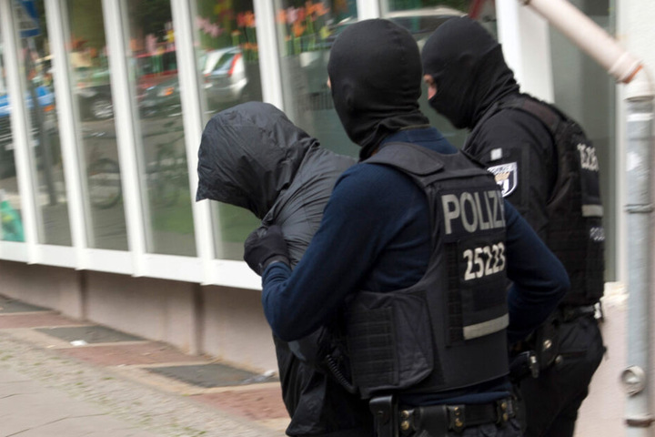 Kampf gegen Clan-Kriminalität zeigt Wirkung: Polizeibeamte führen einen Mann ab. (Archivbild)