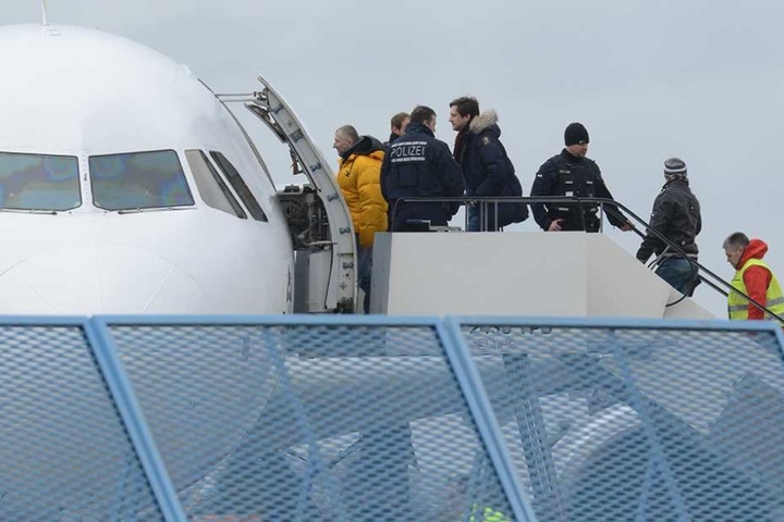 Abgelehnte Asylbewerber werden in ein Flugzeug gebracht, das sie in ihre Heimatländer zurückfliegt (Archivfoto).