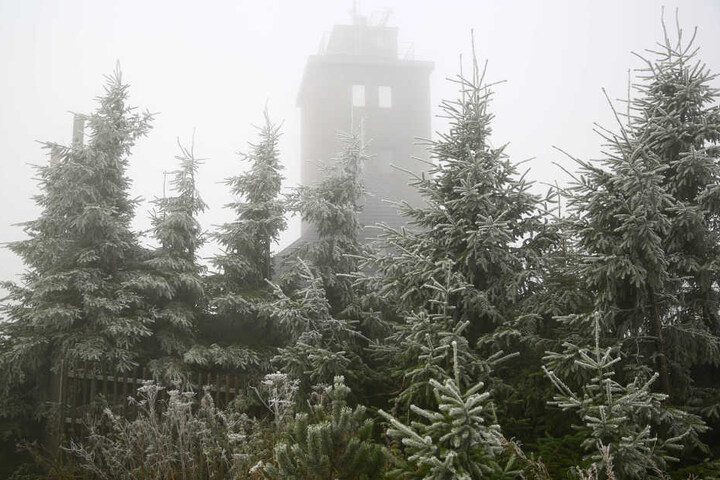 Einen ganzen Zentimeter Schnee gab es am Dienstag auf dem Fichtelberg.