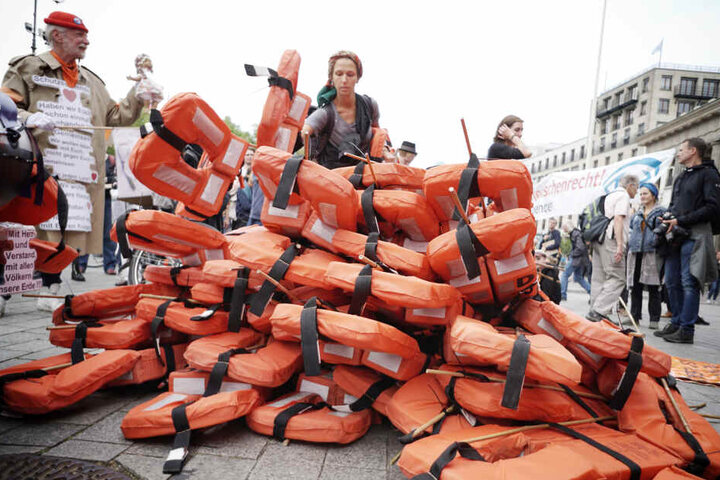 Die Rettungwesten wurden als Symbol für ertrunkene Flüchtlinge zu einem Stapel gehäuft.