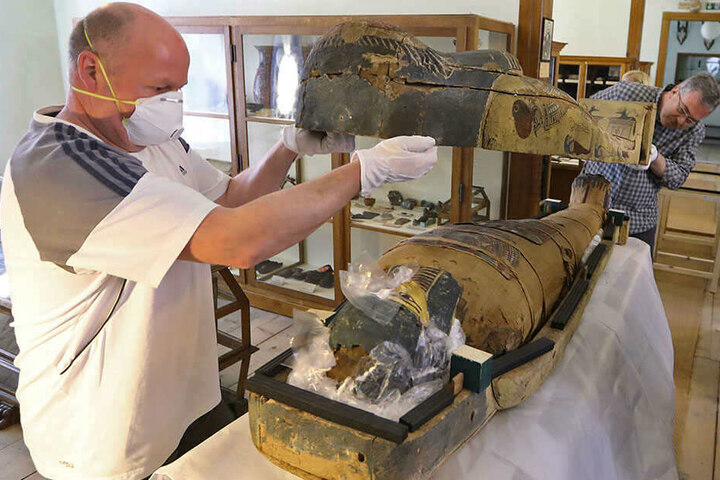 Sammlungs-Techniker Mathias Merbitz (l.) und der Chef des Naturkundemuseums, Ronny Rößler verschließen den mit Luftpolstern ausgepolsterten Sarkophag.