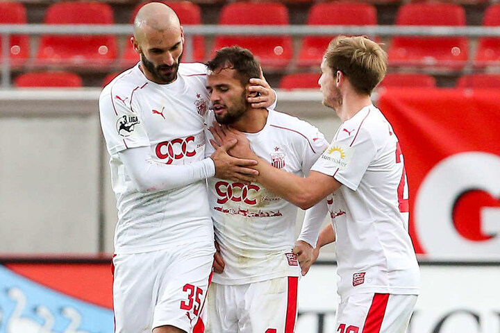 Dank Fabian Eisele (Mitte) siegte der FSV auch gegen Fürstenwalde. Hier wird er zu einem Treffer von Nico Antonitsch (links) und René Lange (rechts) beglückwünscht.