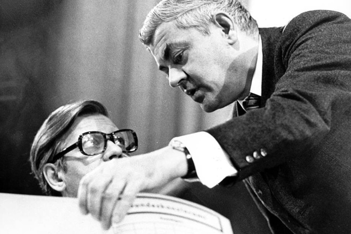 Horst Ehmke (re) mit dem damaligen Bundeswirtschafts- und Finanzminister und späteren Bundeskanzler Helmut Schmidt.
