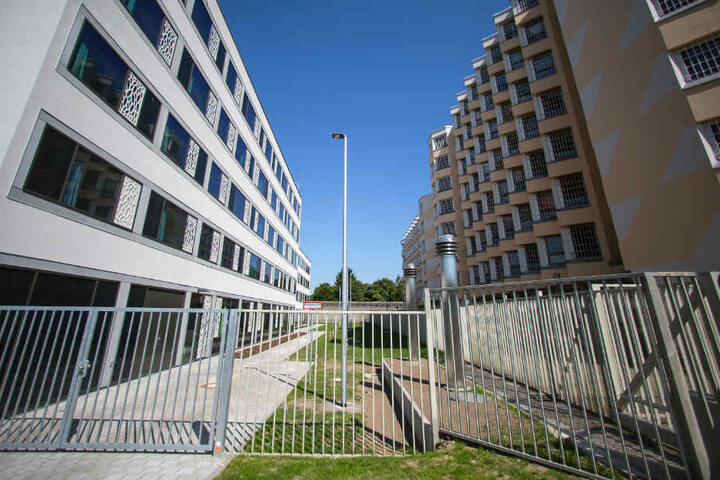 Die Sicherungsverwahrung (l) in der JVA Tegel in Berlin steht neben einem alten Trakt des Gefängnisses. (Archivbild)