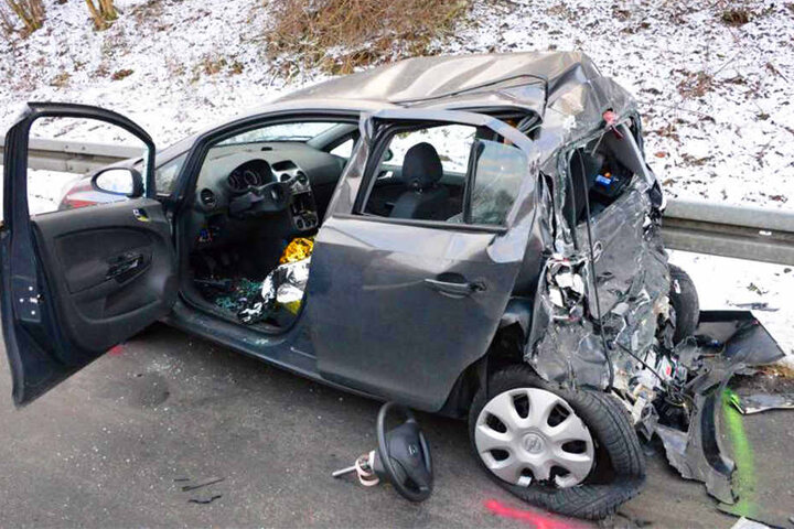 Der Opel Corsa wurde stark in Mitleidenschaft gezogen.