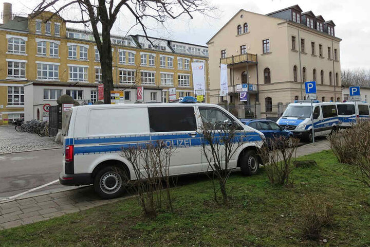 Ein junger Peruaner war in dem Gebäude mit einem pistolenähnlichen Gegenstand gesichtet worden. Er besuchte dort einen Deutschkurs beim "Verein zur gesellschaftlichen Integration von Zuwanderern" (zu Hause e.V.)