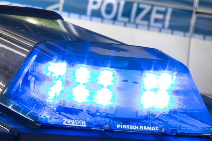 Die Polizei musste die Landstraße 501 für mehrere Stunden sperren. (Symbolbild)