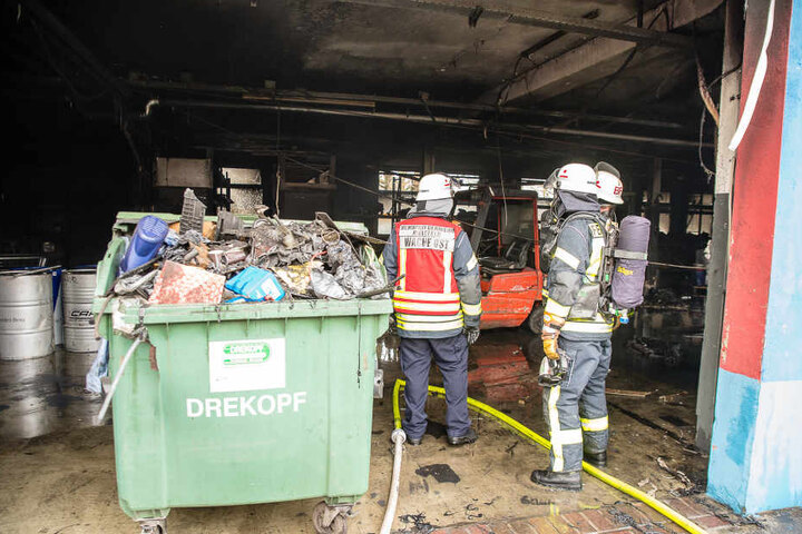 Viel Müll versperrte der Feuerwehr den Weg.