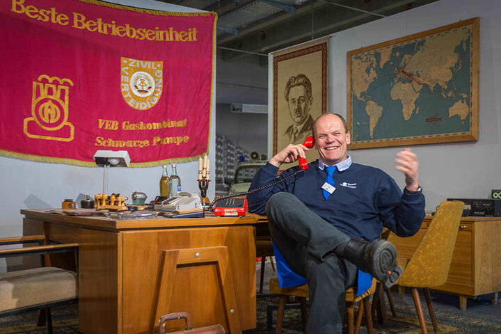 Hier greift der Chef noch selbst zum Hörer: Peter Simmel (57) in einem der Ausstellungsräume.