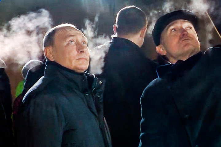 Wladimir Putin (links) reiste nach Magnitogorsk, um sich selbst ein Bild zu machen.