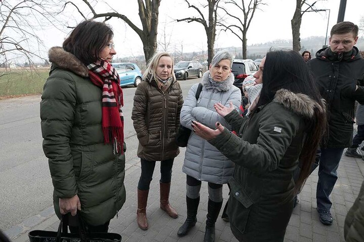 Die Sprecherin des Landesamtes für Schule und Bildung, Petra Nikolov (l.), kam Montag zur Schule, musste sich von aufgebrachten Eltern einiges anhören.