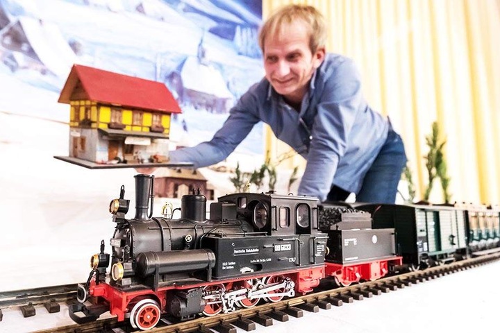 In Annaberg-Buchholz baute Ausstellungsleiter Uwe Moule (60) eine Eisenbahnlandschaft auf.