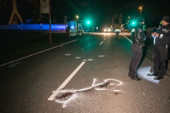 Unfall Hamburg: Blutlachen sind an der Stelle auf dem Asphalt, wo der Fußgänger aufschlug.