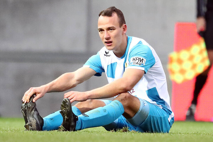 Timo Mauer sitzt enttäuscht am Boden. Gegen Babelsberg hatte er kurz vor Spielende sein erstes Saisontor auf dem Fuß und vergab die Chance.