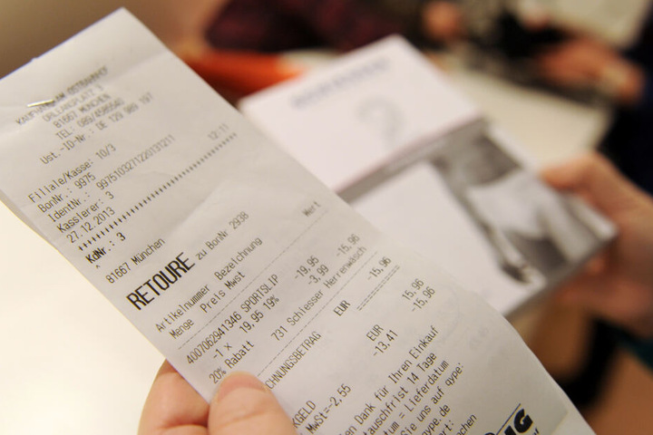 Eine Kassiererin vergleicht eine Retouren-Quittung mit der dazugehörigen Ware. Online-Händler in Deutschland haben allein im vergangenen Jahr 7,5 Millionen zurückgeschickte Artikel entsorgt, obwohl sie diese hätten spenden oder wiederverwerten können.