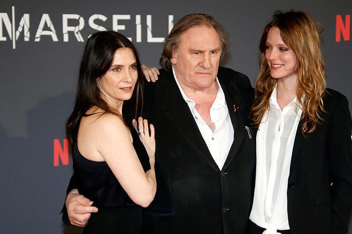 Die französischen Schauspieler Geraldine Pailhas, Gerard Depardieu und Stephane Caillard (v.l.) posieren im Juni 2016 in Marseille bei der Premiere der französischen Fernseh-Serie "Marseille".
